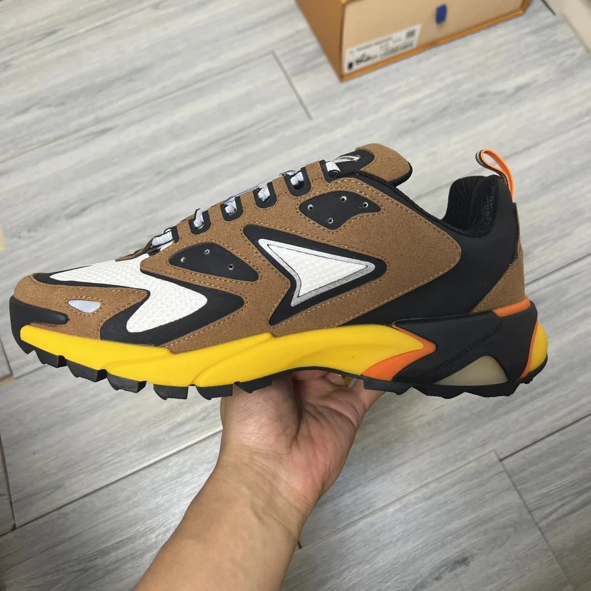 Runner Tatic Marrom