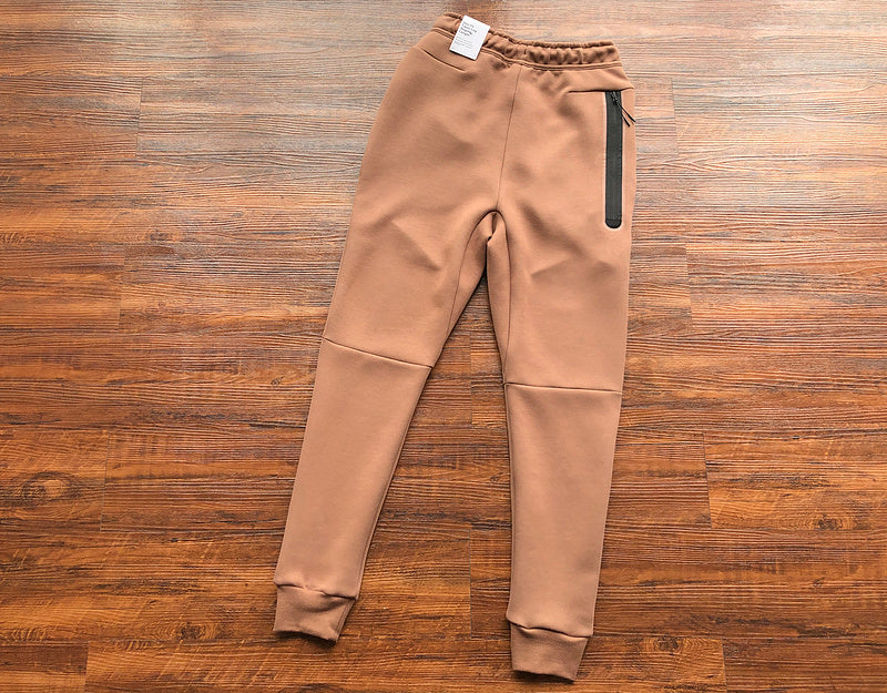 Conjunto Tech Fleece Castanho