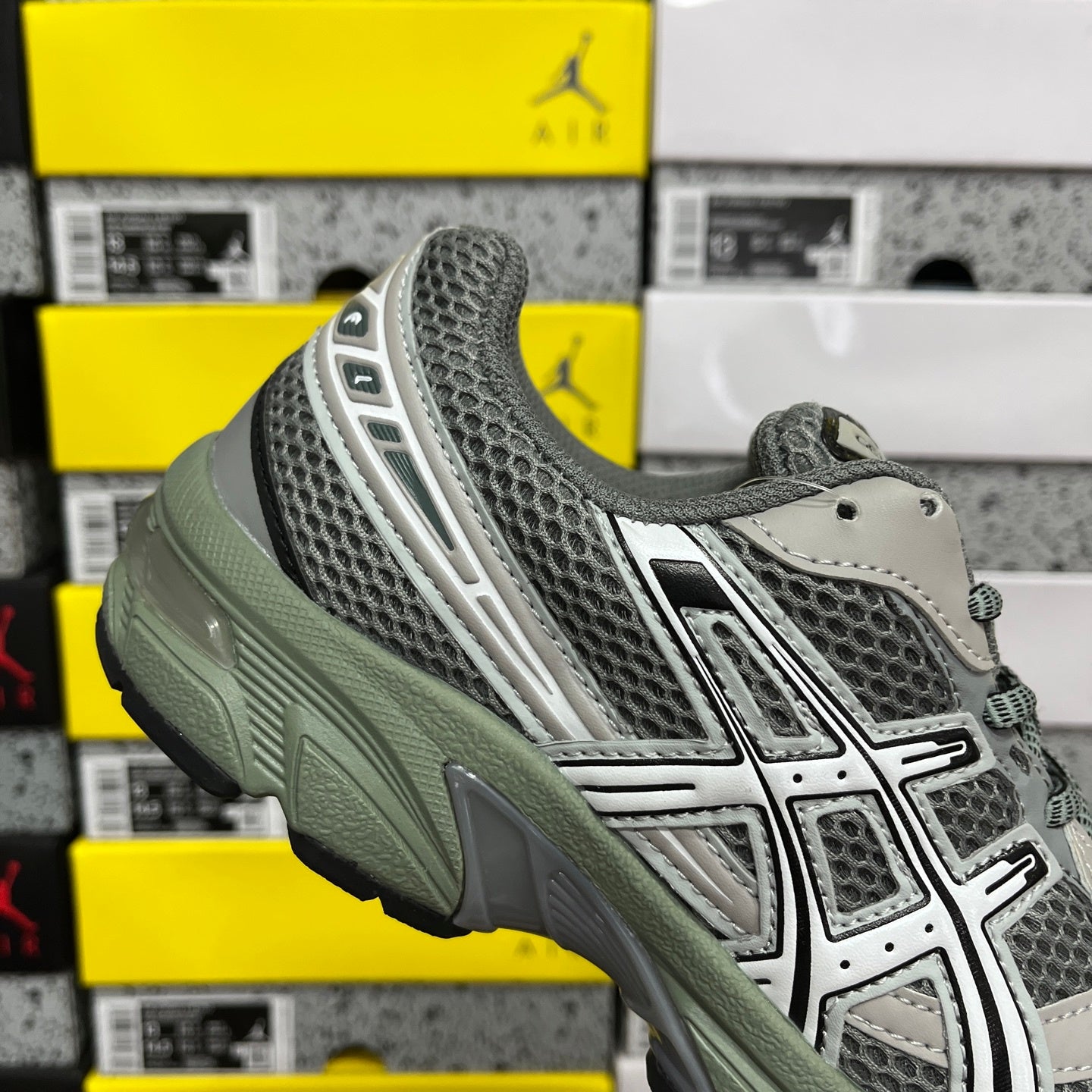 Gel-1130 Wild Dove/White