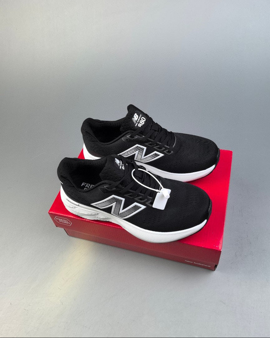 880 Fresh Foam X Vongo Black and White