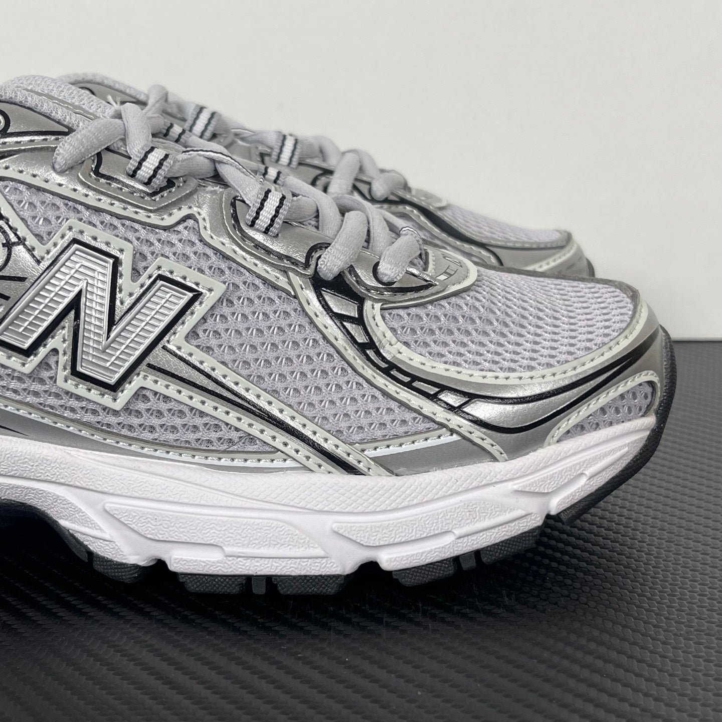 740 White / Silver / Black