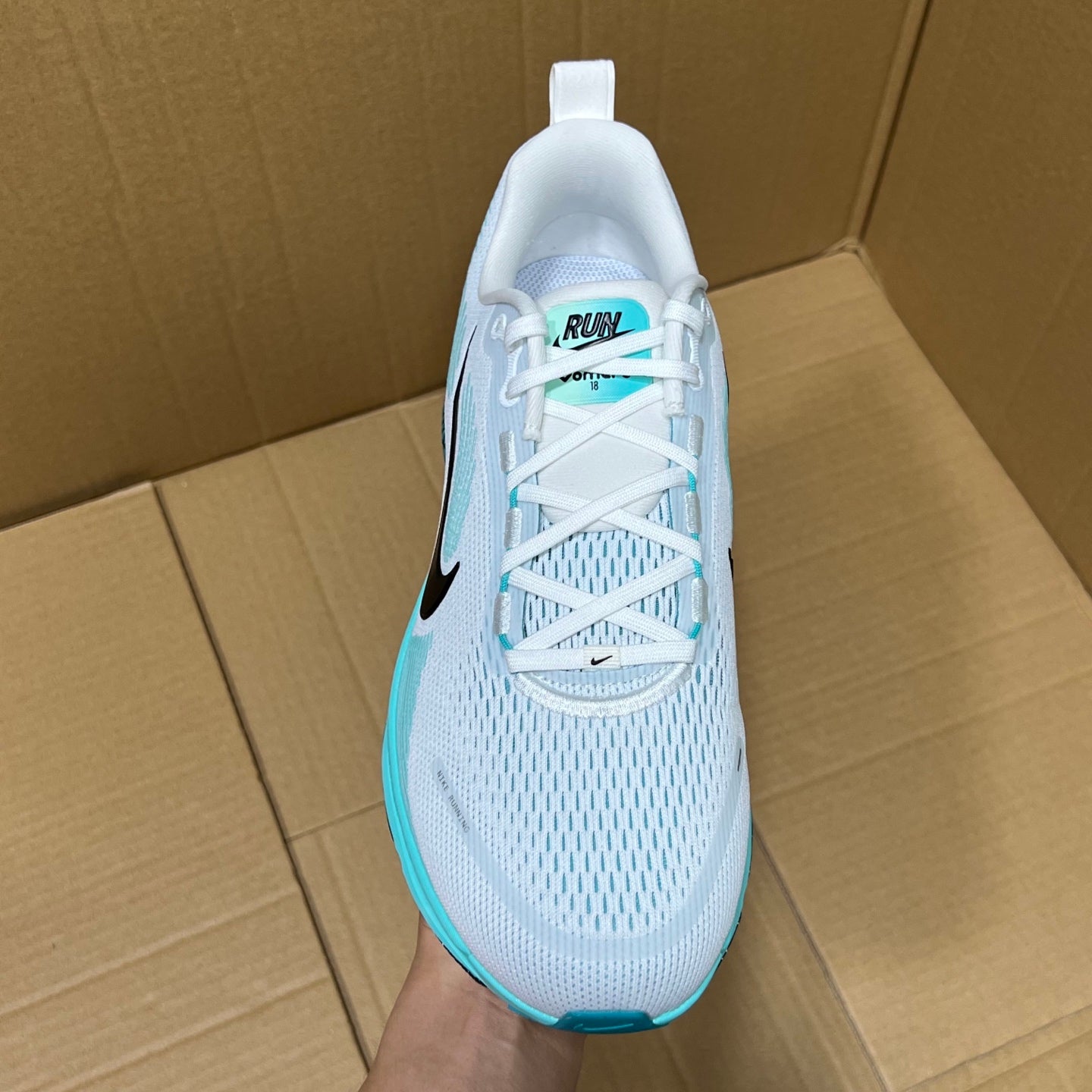 Vomero 18 White/Blue