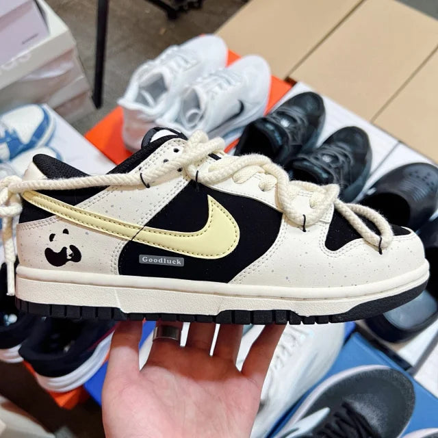 Dunk SB Black And White