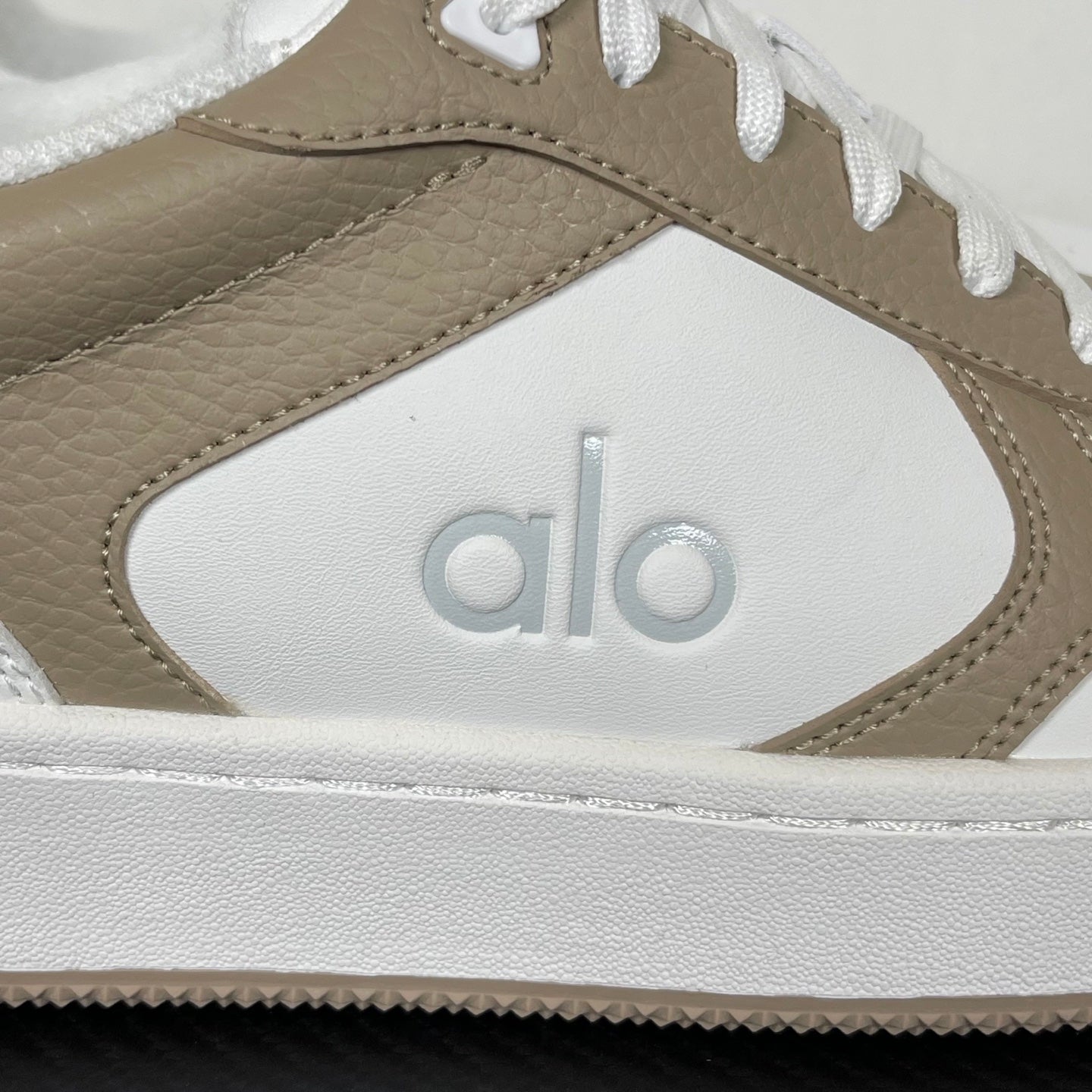 Sapatilhas Alo Bege White