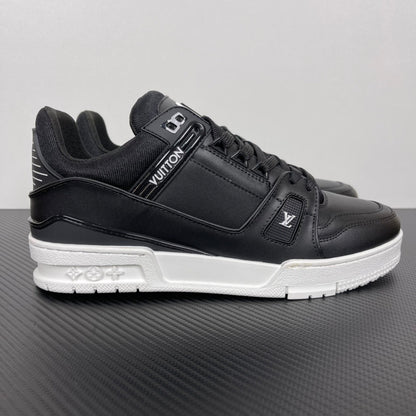 Trainer Black and White Sole
