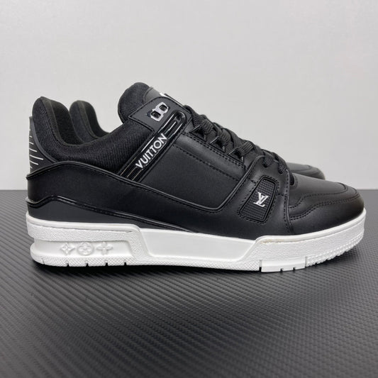 Trainer Black and White Sole