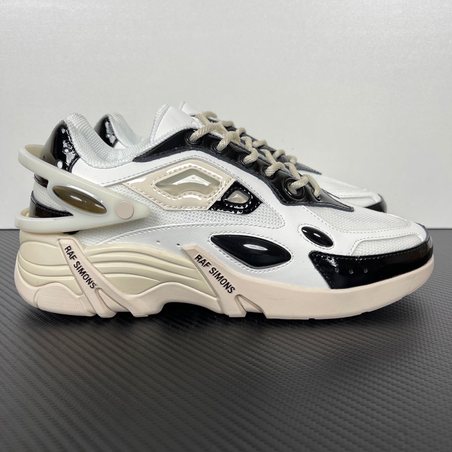 Cylon-21 White and Black