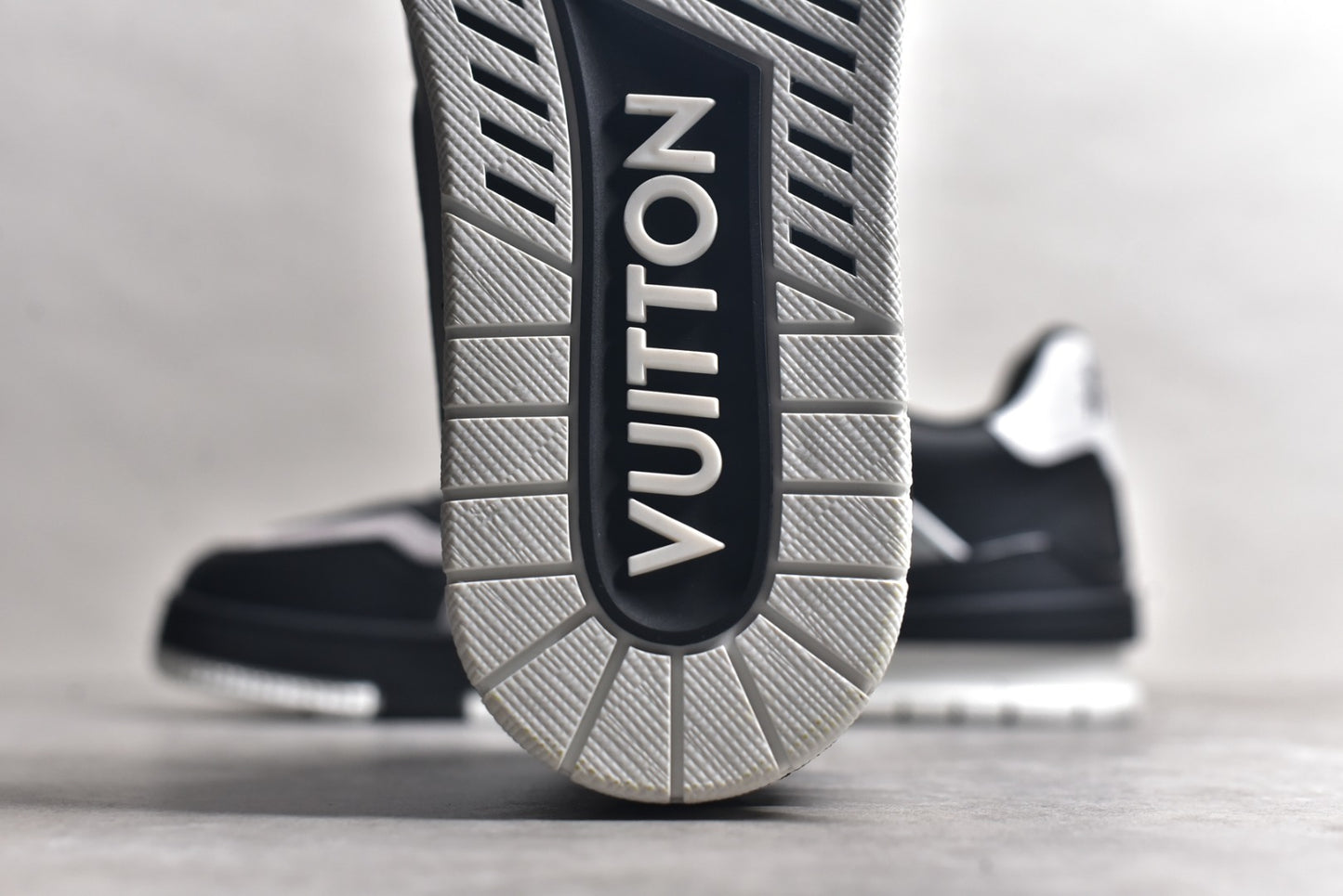 Trainer Black and Gray