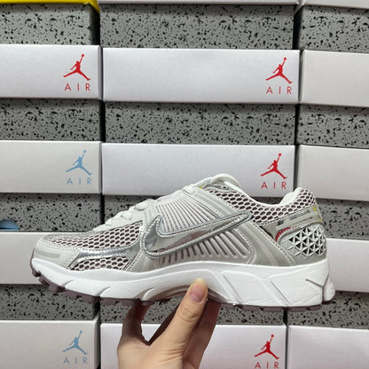 Vomero 5 Grey Metallic Silver