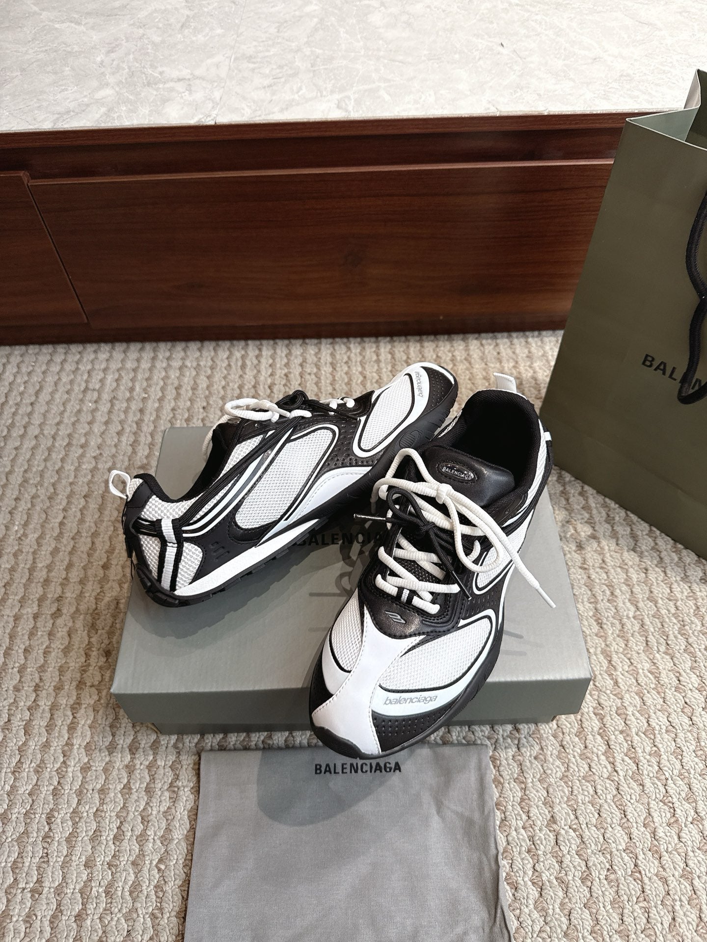BLG Radar White Black