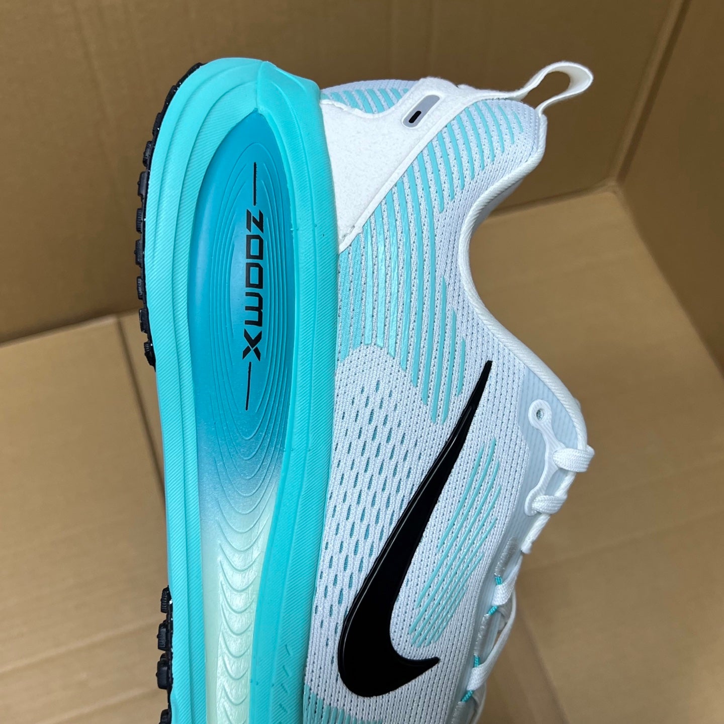 Vomero 18 White/Blue