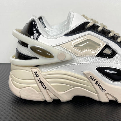 Cylon-21 White and Black