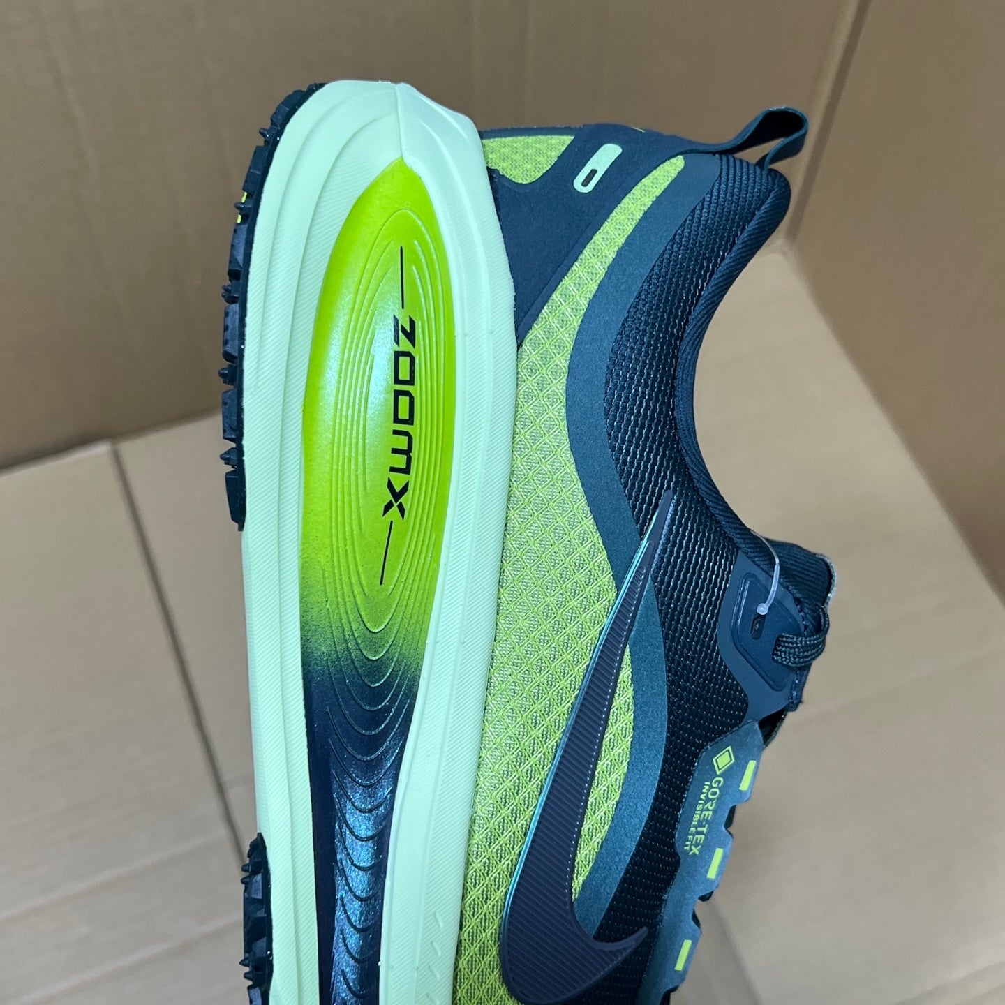 Vomero 18 Gore-Tex Seaweed/Light Liquid Lime