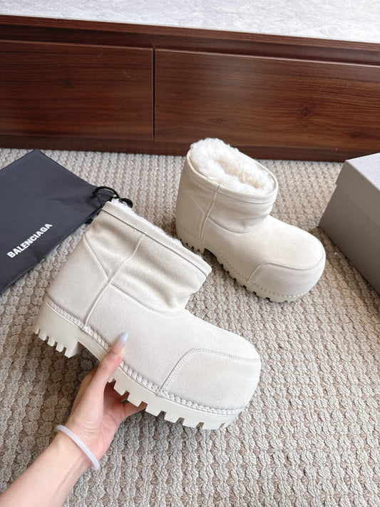 BLG Alaska Suede Boots White