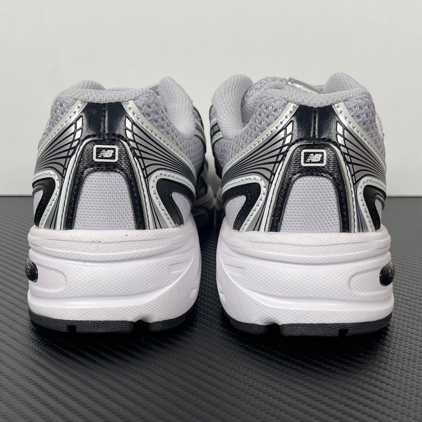 740 White / Silver / Black