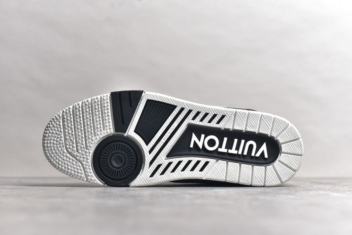 Trainer Black and Gray