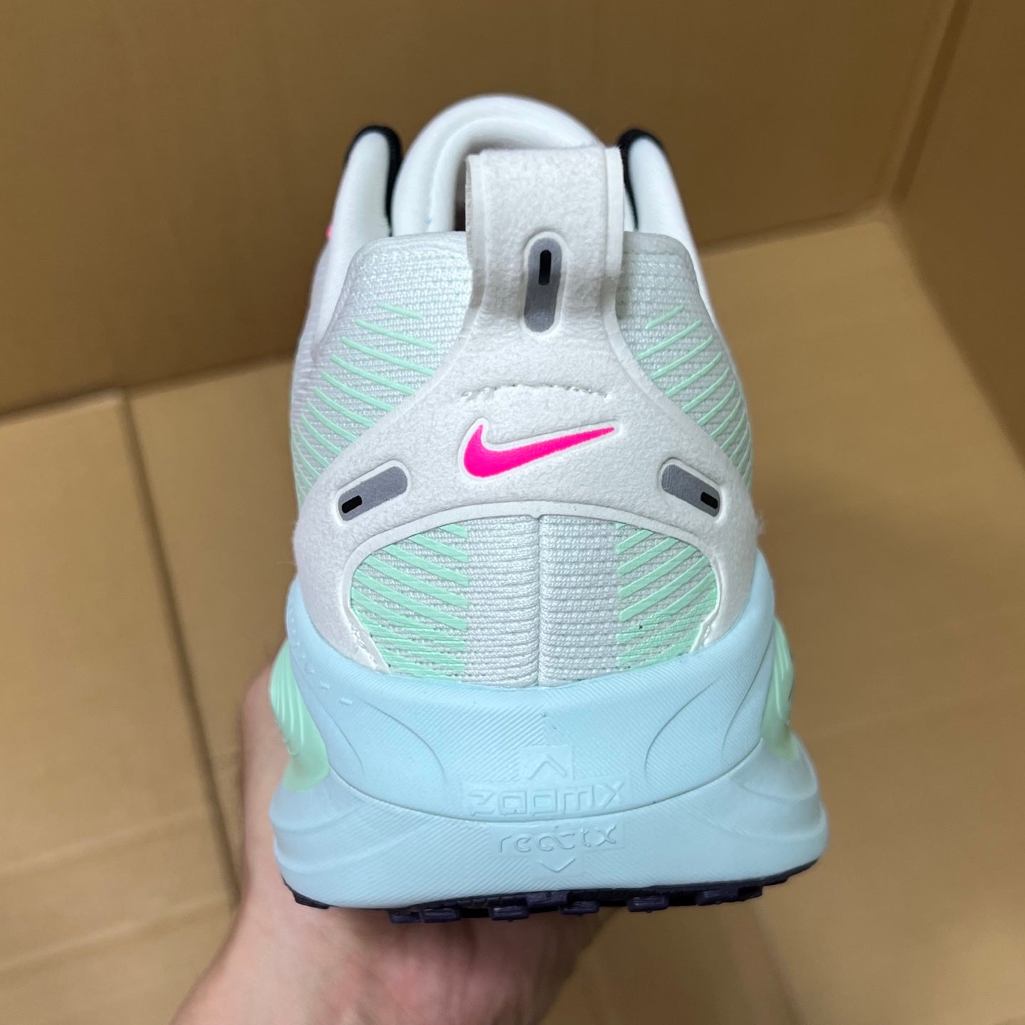 Vomero 18 White Glacier Blue Hyper Pink