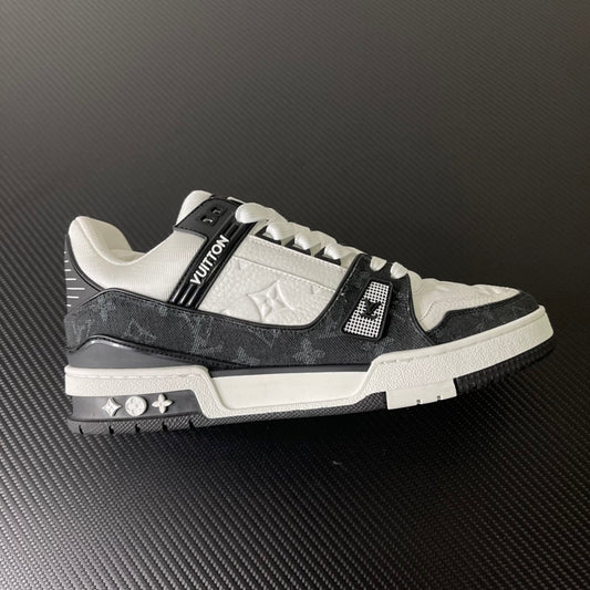 Trainer Black and White