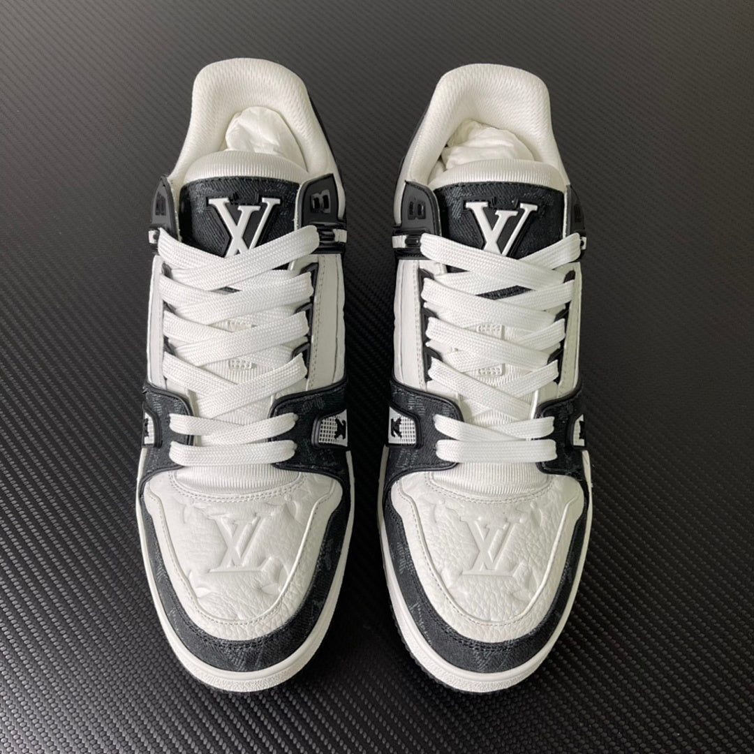 Trainer Black and White