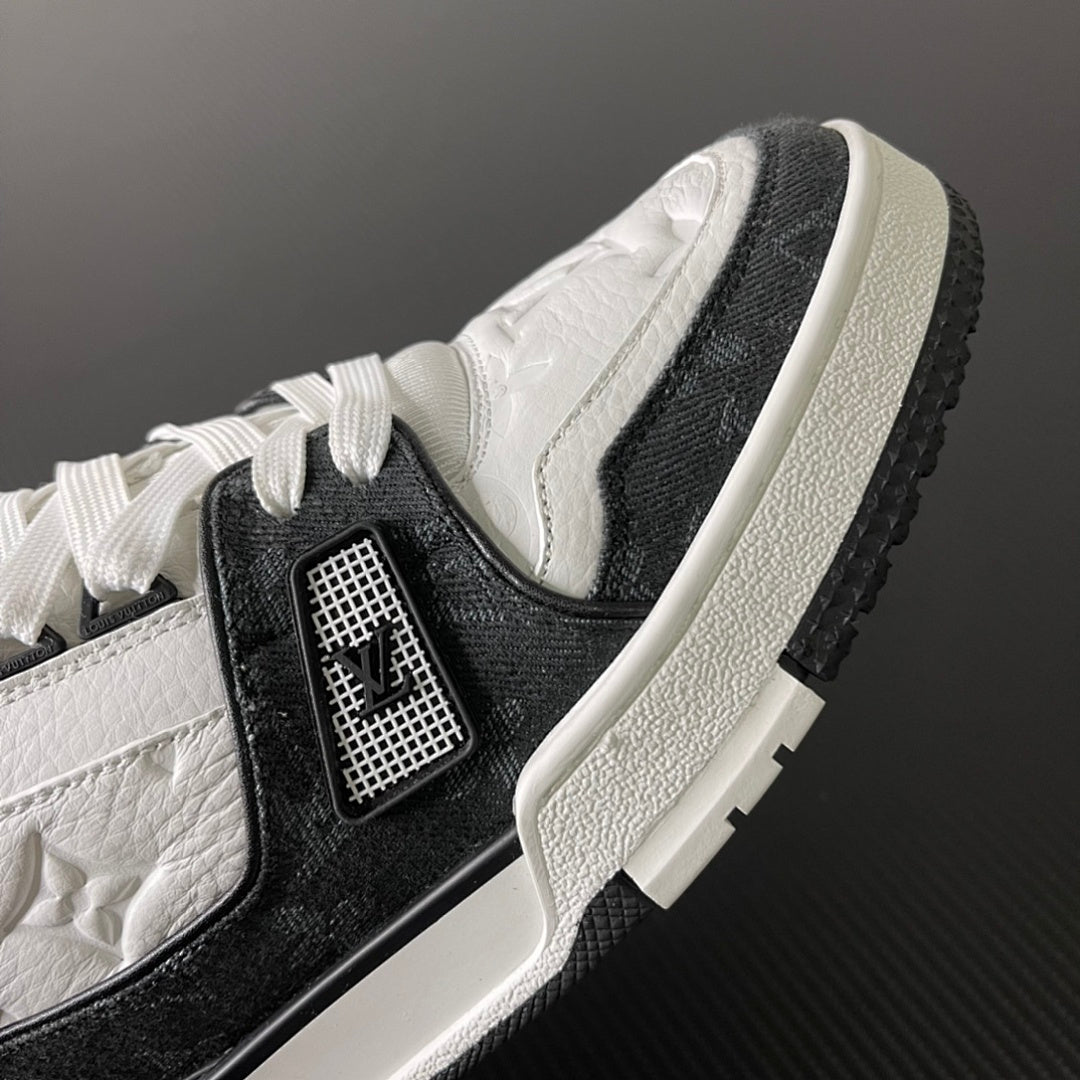 Trainer Black and White