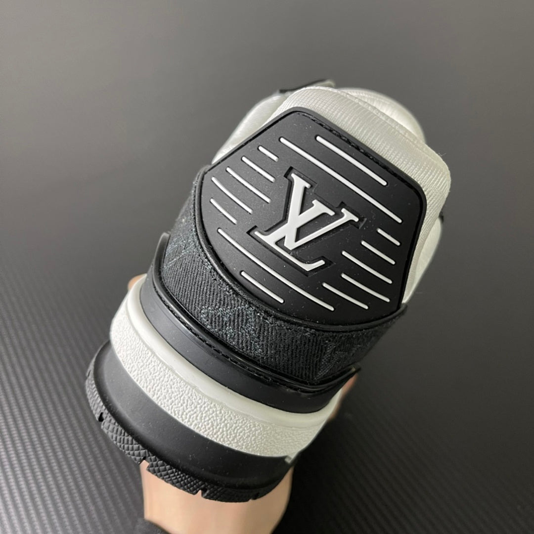 Trainer Black and White