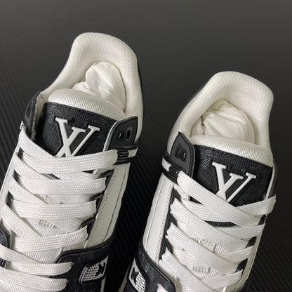 Trainer Black and White