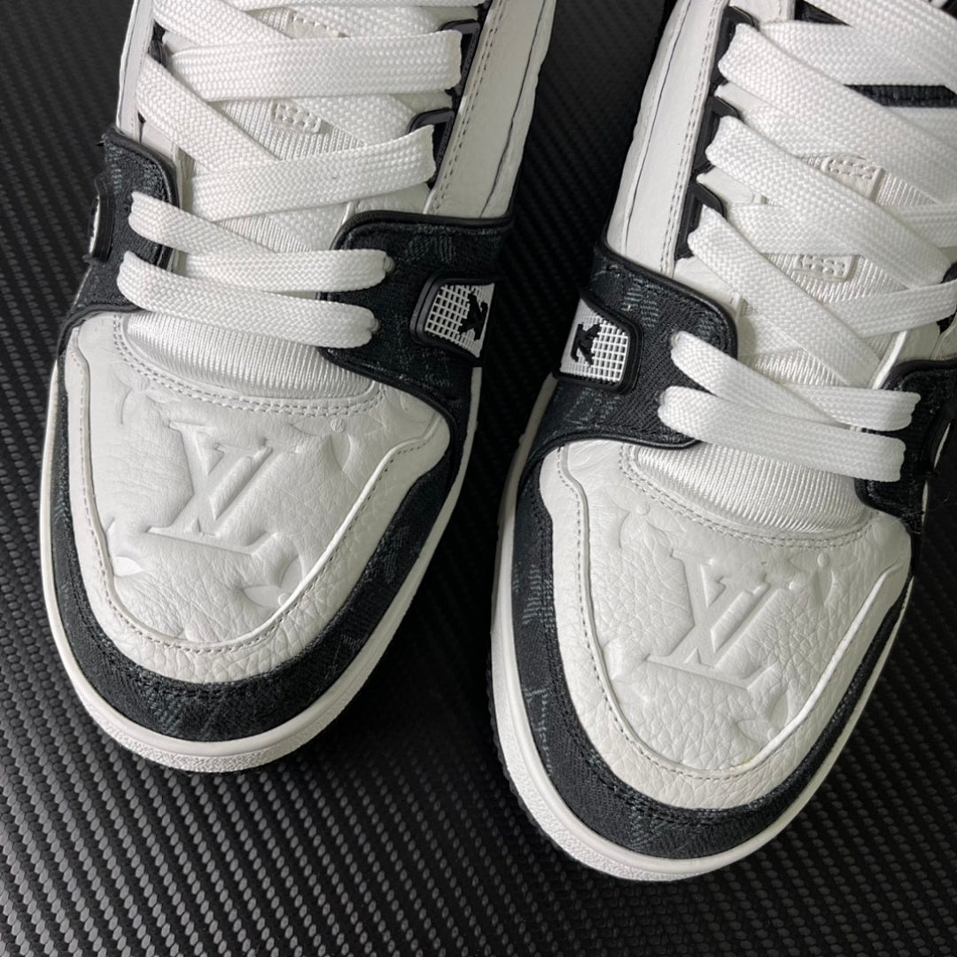 Trainer Black and White