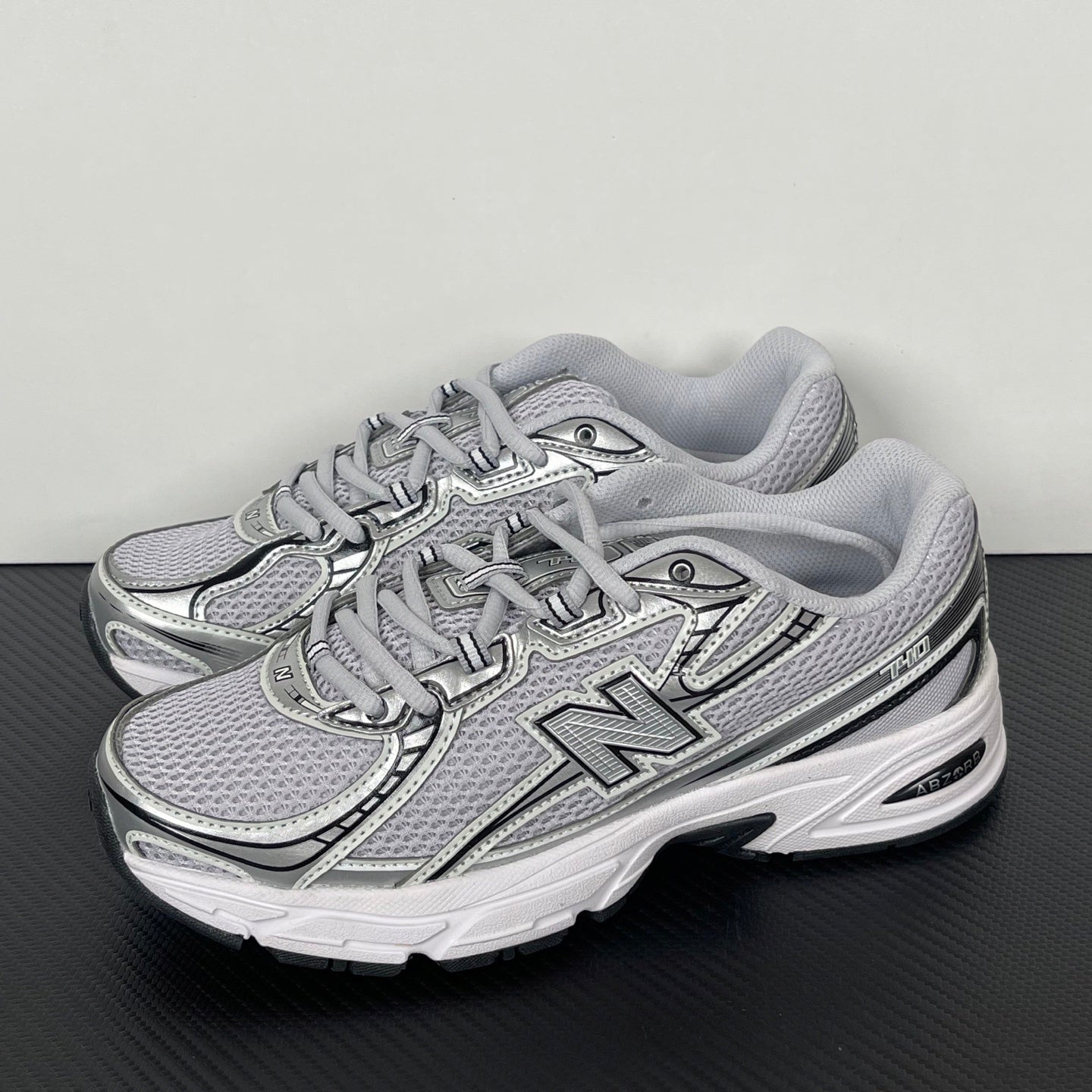 740 White / Silver / Black