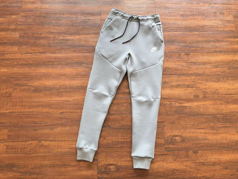 Conjunto Tech Fleece Cinza e Branco