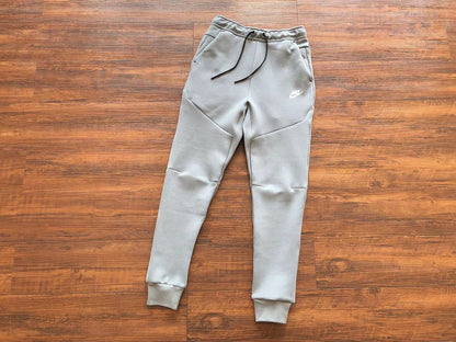Conjunto Tech Fleece Cinza e Branco