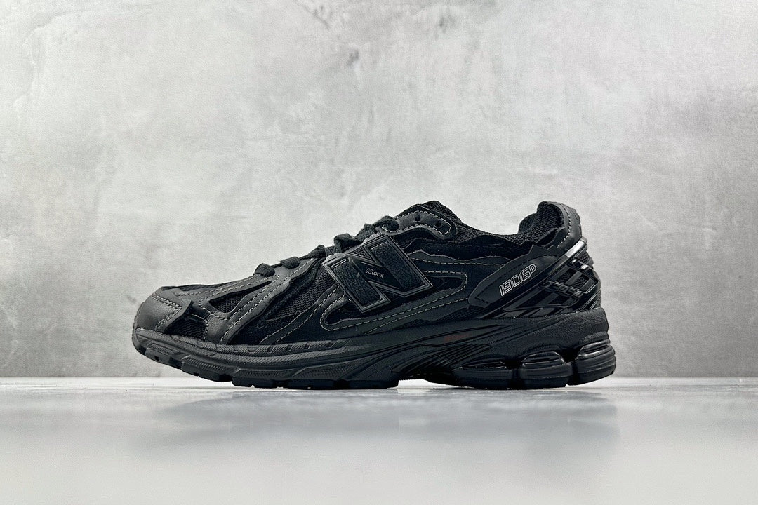 1906 Triple Black