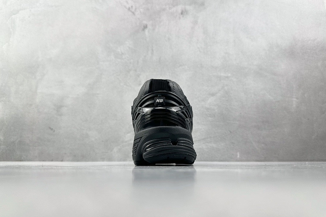 1906 Triple Black