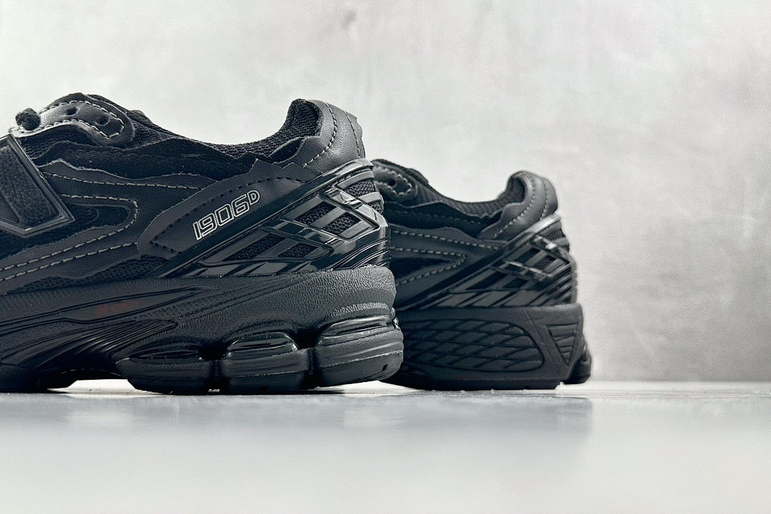 1906 Triple Black