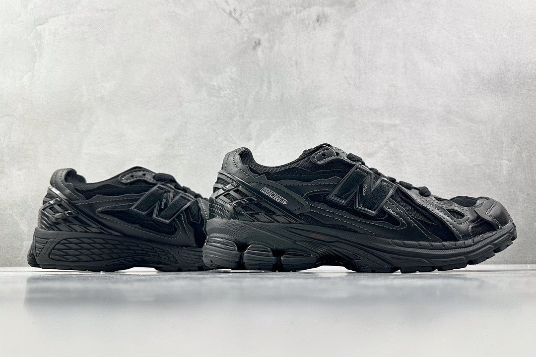 1906 Triple Black