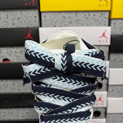Curb Branco e Azul Marinho
