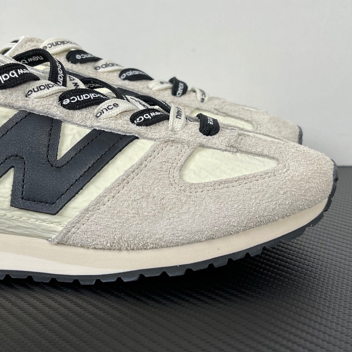 471 Cream Grey Black