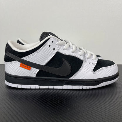 Dunk SB TIGHTBOOTH