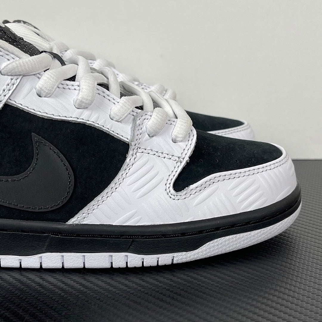 Dunk SB TIGHTBOOTH