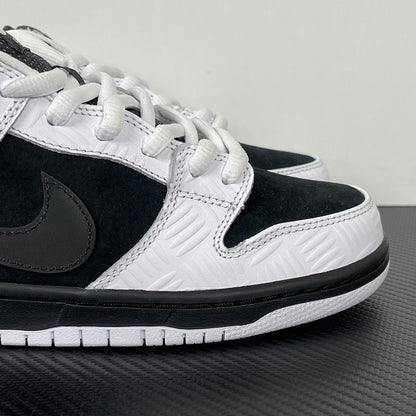 Dunk SB TIGHTBOOTH
