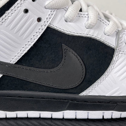 Dunk SB TIGHTBOOTH