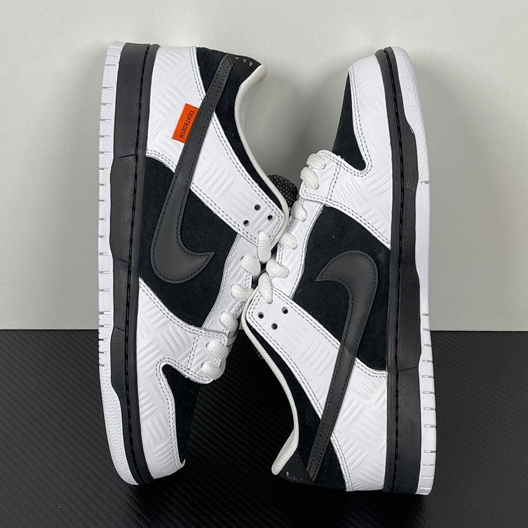 Dunk SB TIGHTBOOTH