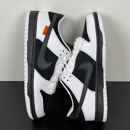 Dunk SB TIGHTBOOTH