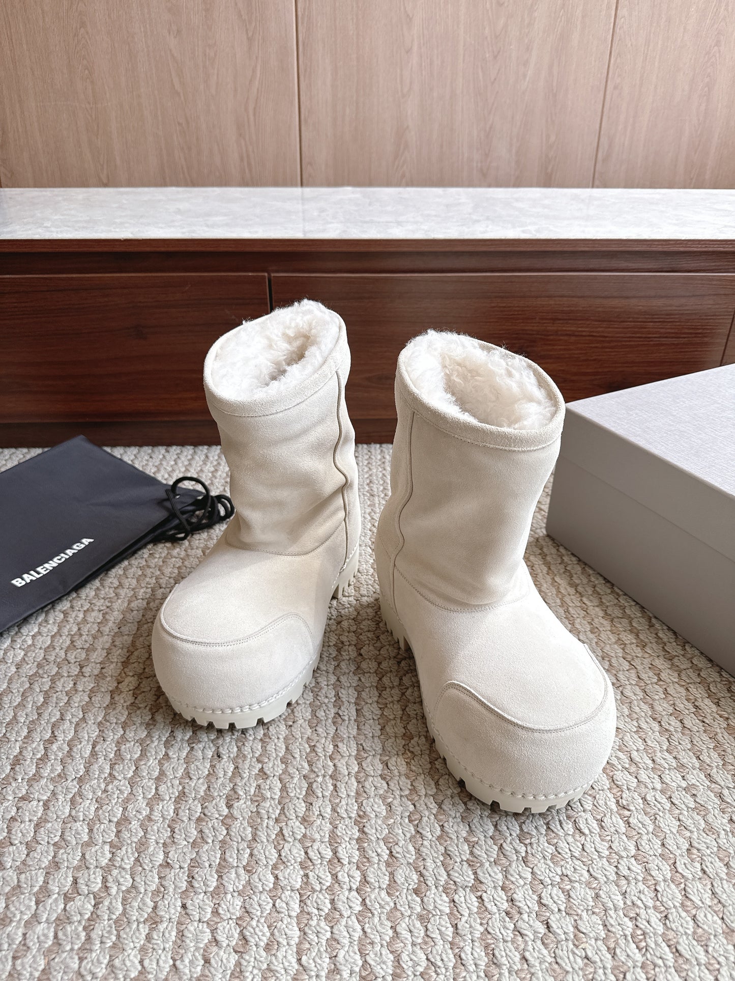 BLG Alaska Suede Boots White