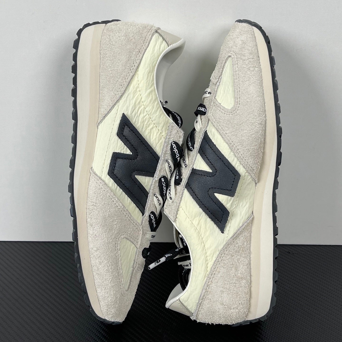 471 Cream Grey Black