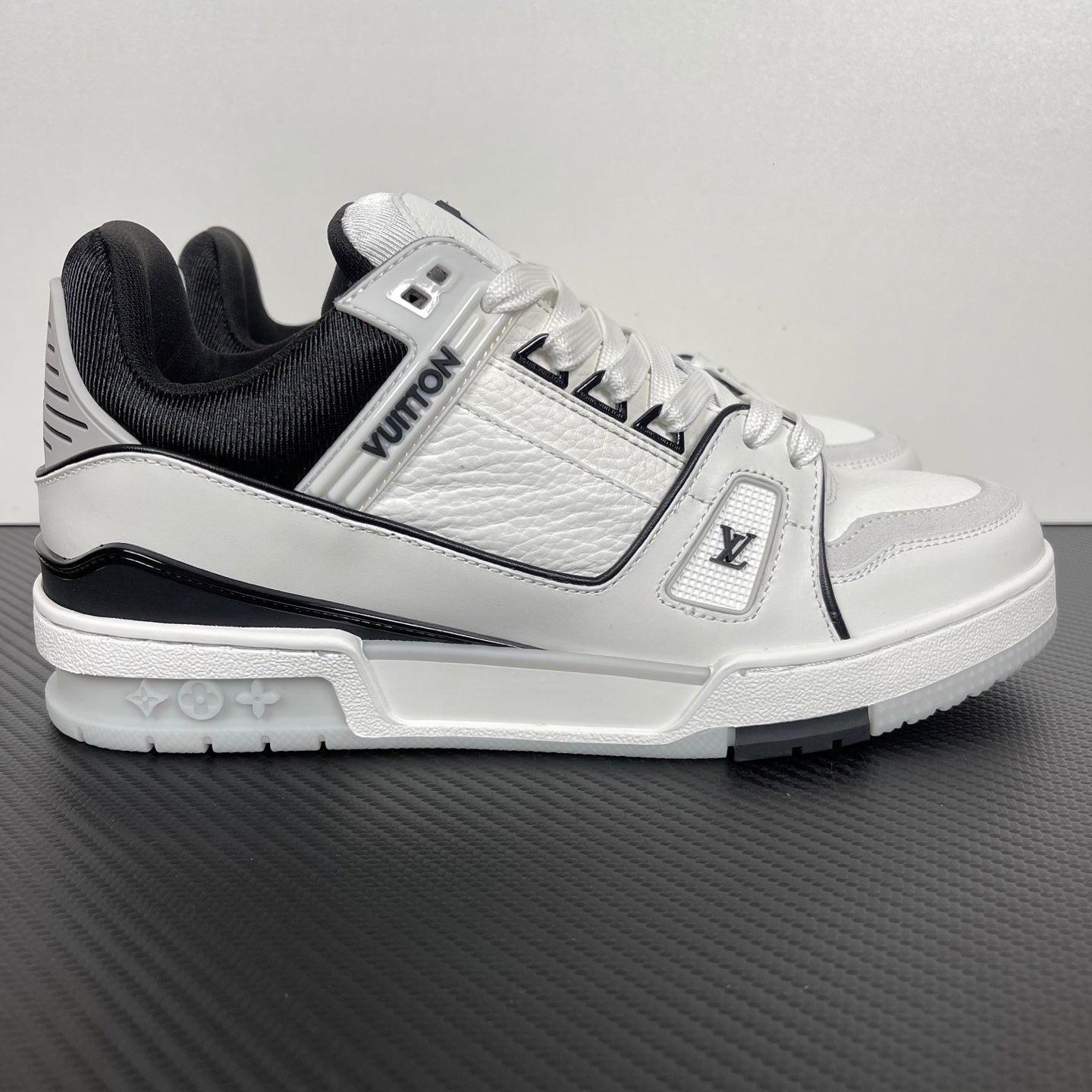 Trainer White and Black