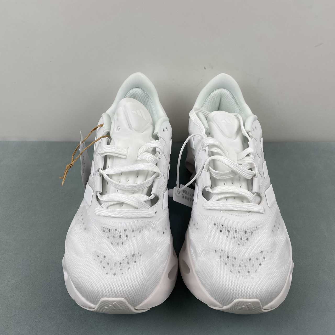 AD Switch Fwd M Triple White