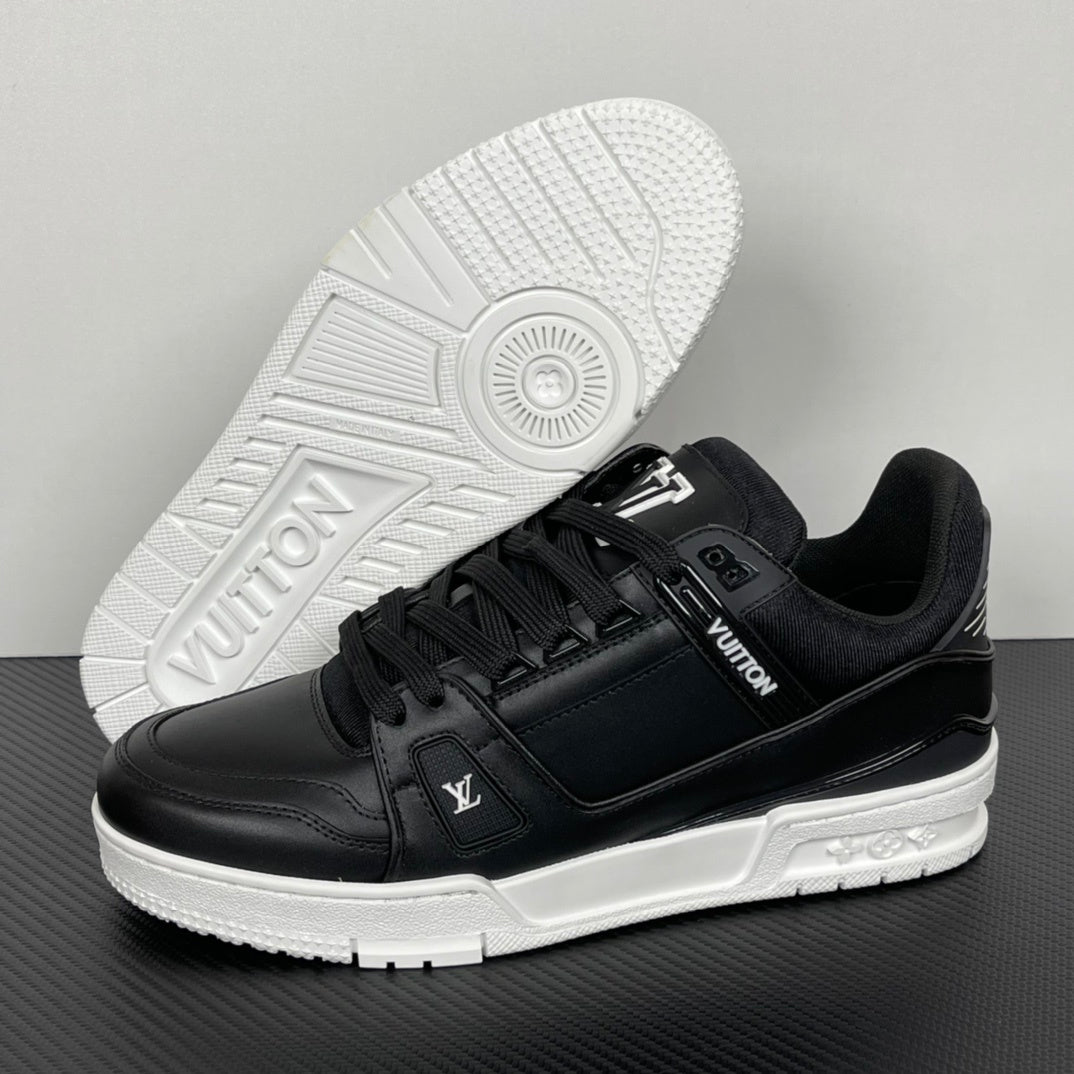 Trainer Black and White Sole