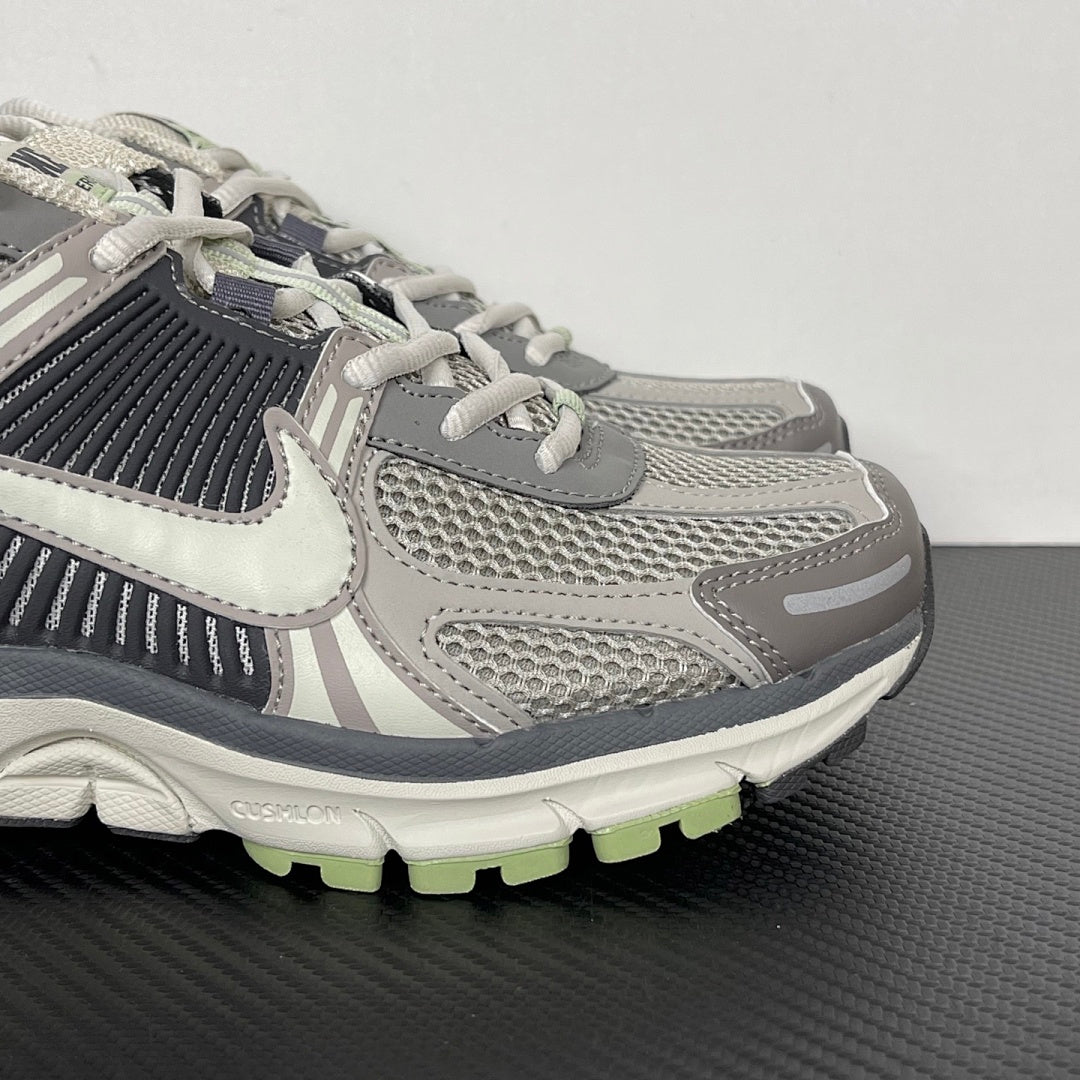 Vomero 5 Metallic Silver