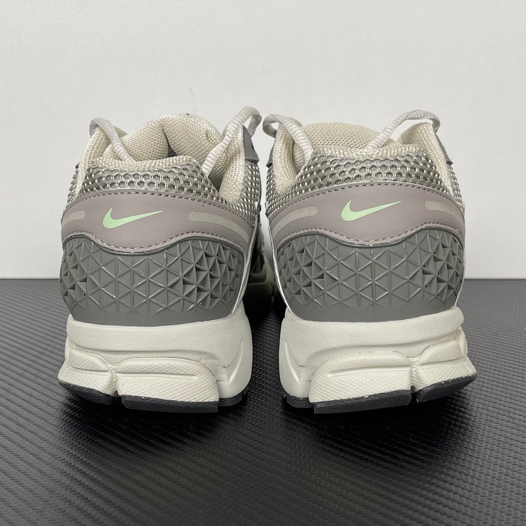 Vomero 5 Metallic Silver