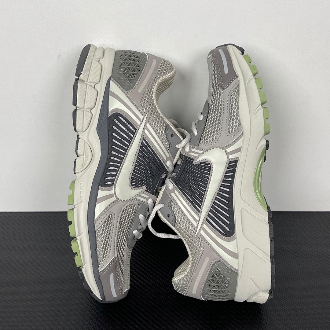 Vomero 5 Metallic Silver